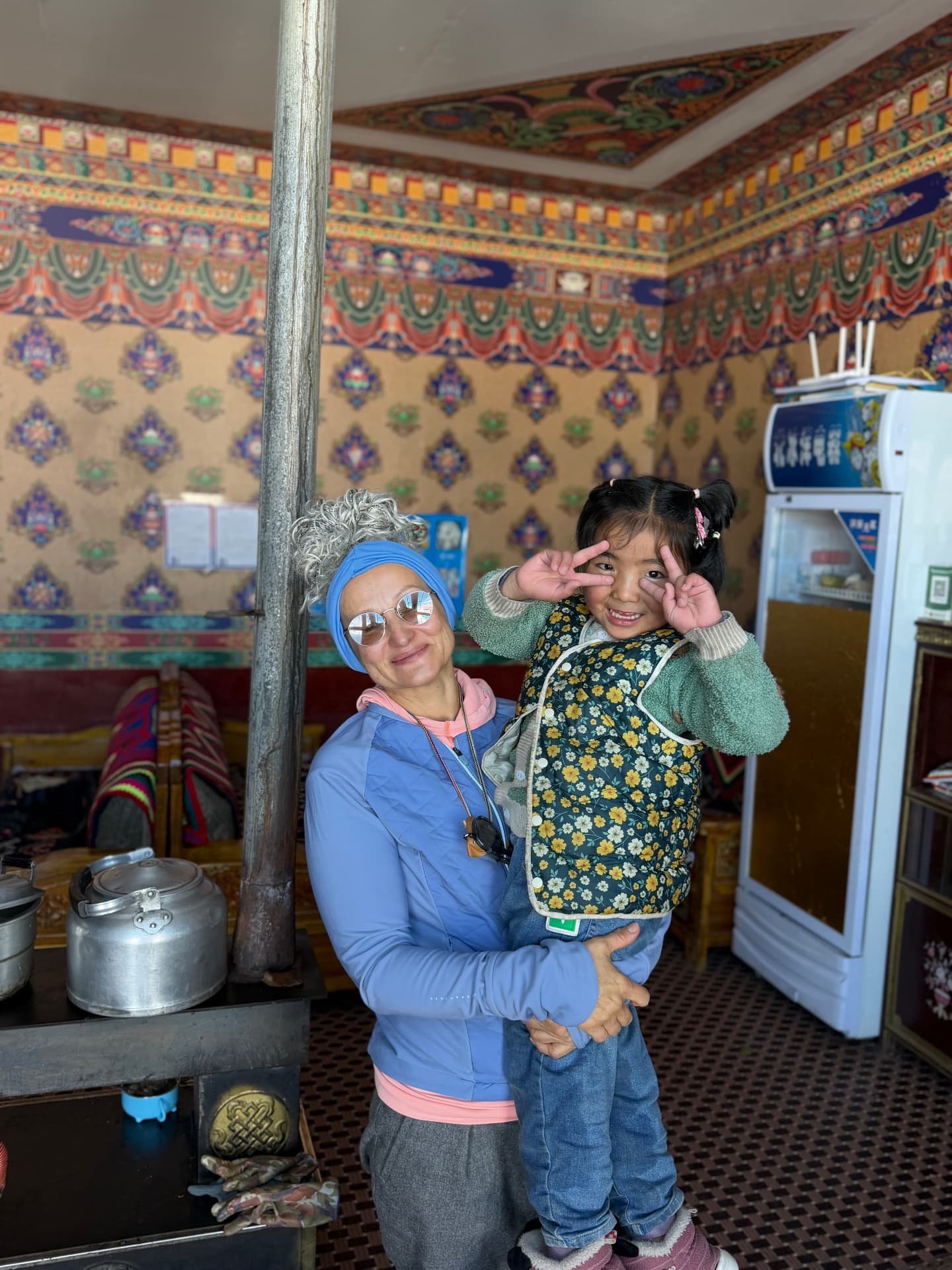 A guest and the family's little daughter inside the tea room